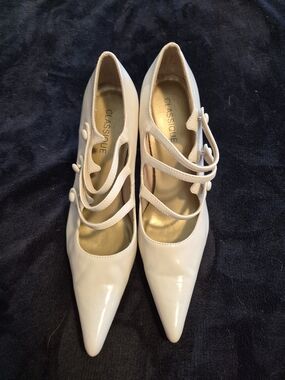 ​Classique Women's Size 9M White Triple Strap Pointed Toe Stiletto Pumps